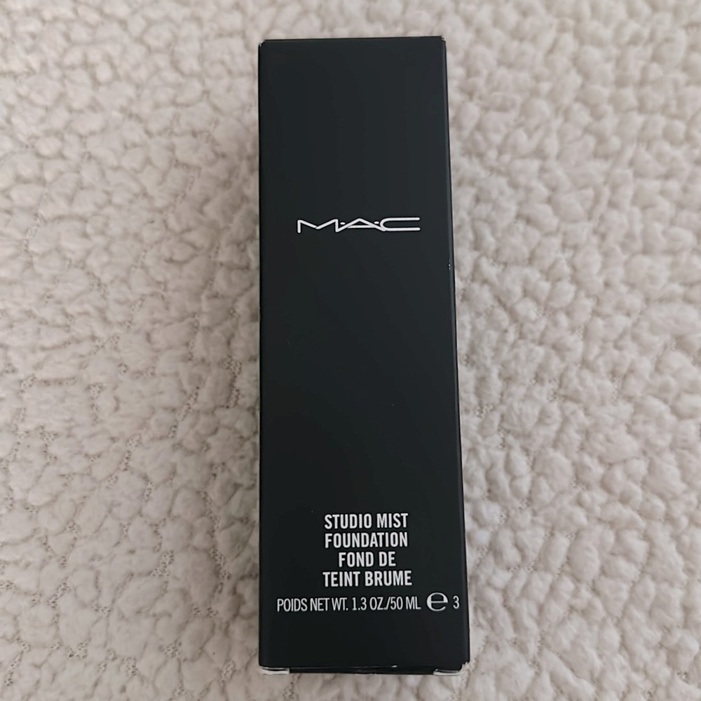 MAC Studio Mist Foundation- Medium Dark